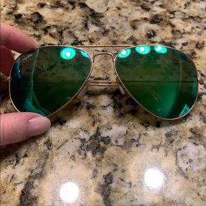Green ray ban aviator